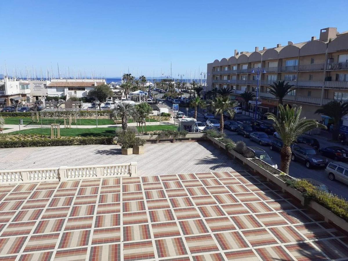 Studio 4 Personnes Avec Vue Sur Le Port Apartment Hyères Exterior foto